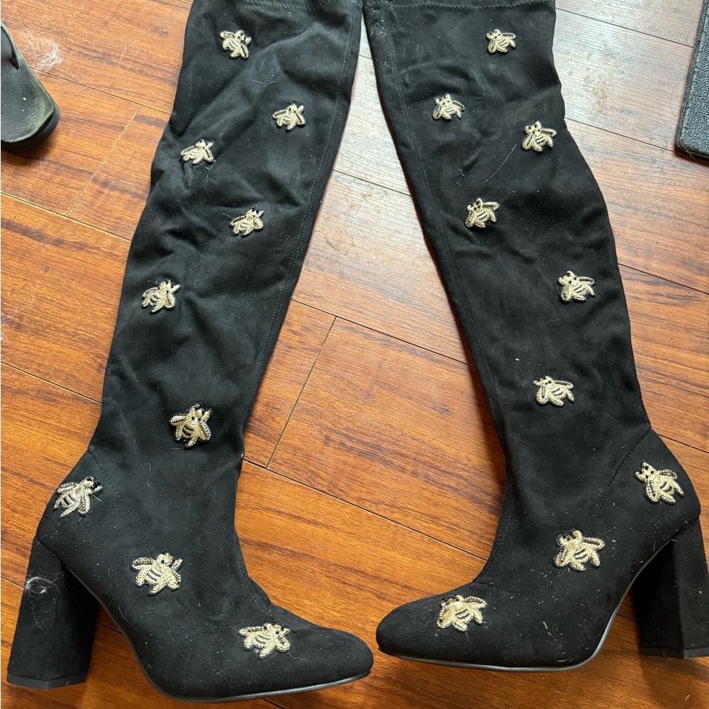 Nasty Gal thigh high heel boots with bees - NEW!! Size 40!!